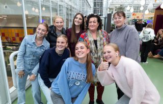 Tuinbouwstudenten geven Caroline van der Plas wel een warm welkom