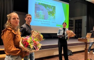 Mooiste biologische krulstaart van het jaar dartelt door kruidenrijk grasland