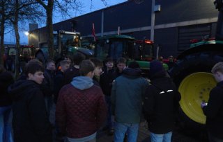 Leerlingen van Zone College met 150 trekkers naar school