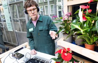 Eros haalt muziek - letterlijk - uit een kamerplant