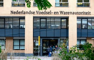 NVWA rolt handel in illegale diergeneesmiddelen op en neemt flinke geldsom in beslag