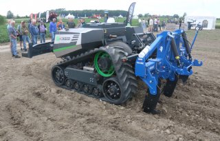 Veldrobot met voorzetwoeler kan constant doorgaan