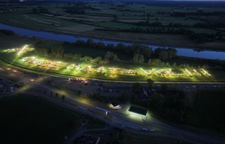 Trekkers vormen boodschap: ‘Onze maat = vol!’