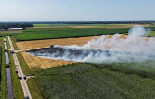 Kurkdroge akker in Groningen in brand na graanoogst