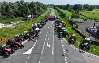 Demonstrerende boeren blokkeren Friese weg