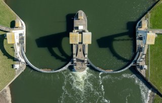 Stuw Driel volledig geopend door extreem lage waterstand