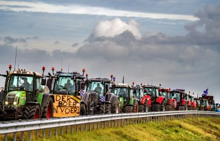 Politie bekeurt Friese boeren voor trekkers op de snelweg