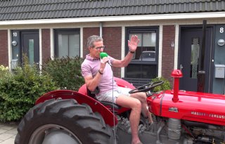 Zingende buschauffeur Kees de Jonge steunt boeren met protestlied