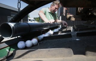 Golfballen in het gras zijn onzichtbaar risico