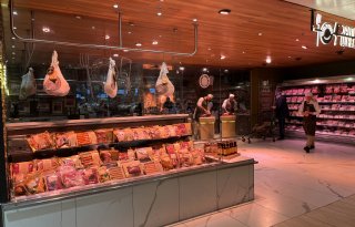 Ierse consument kijkt mee met het werk van de slager