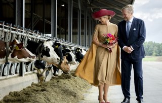 Drentse melkveehouder vereerd door bezoek van koning en koningin