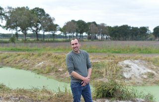 Tussen jonge bomen groeit een ander boerenbedrijf