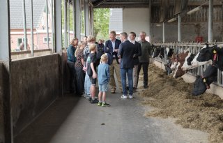 Koning en landbouwminister bezoeken Twentse melkveehouder: ‘Eigen plan om doelstellingen te halen’