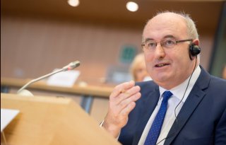 Dijksma ontvangt EU-landbouwcommissaris