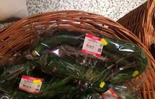 Kromme komkommer in supermarkt