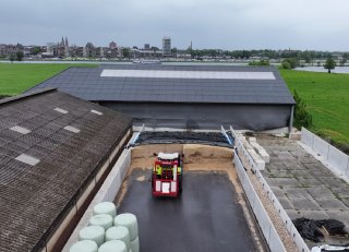 Melkveehouder Ruud Hamans benut beperkte erfruimte efficiënt met compacte sleufsilo’s