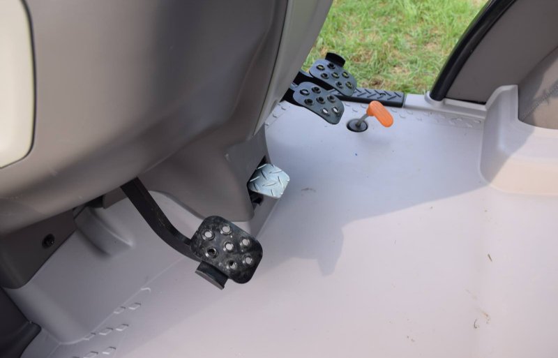 SDF is erin geslaagd om in de cabine een vlakke vloer te krijgen. De pedalen zijn relatief dicht bij elkaar geplaatst.