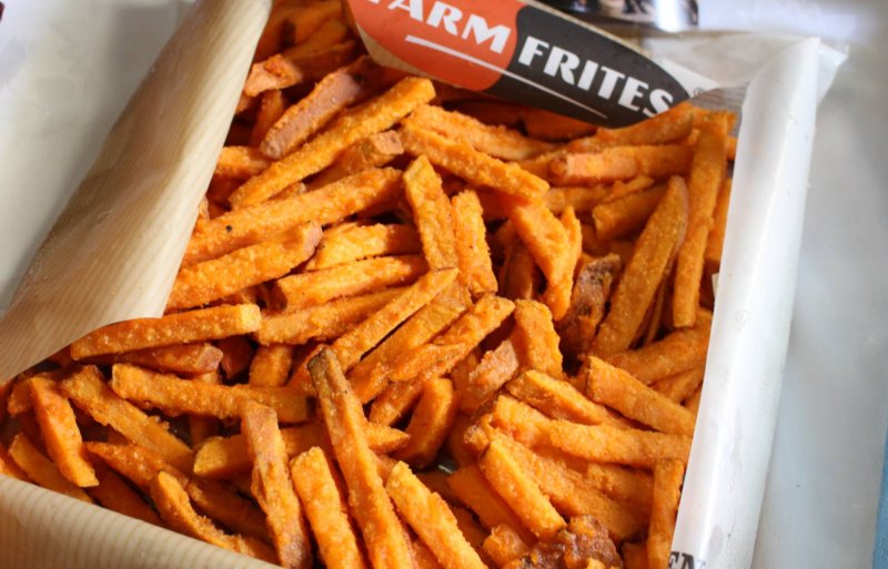 Frites van zoete aardappelen hebben een kenmerkende oranje kleur.