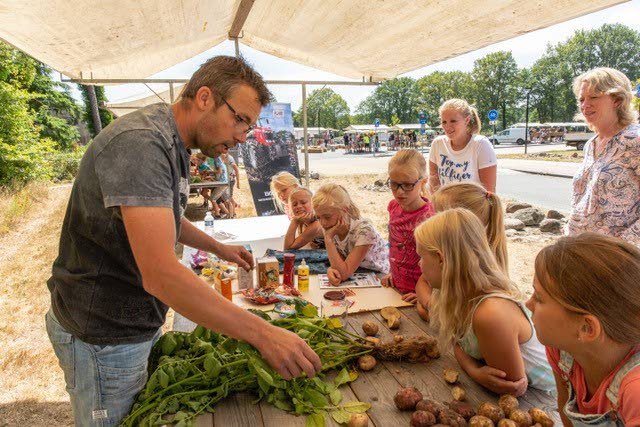 De agribelevingsfair van LTO Noord Midden-Drenthe in Westerbork. Uitleg over wat je van aardappelen kunt maken.