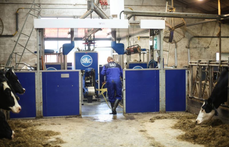 De SAC melkrobot bij melkveehouder Jeroen Ensink in Meddo.