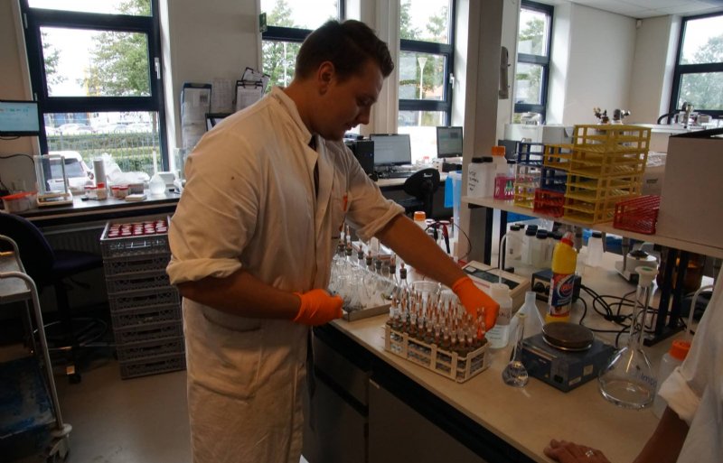 Labhoofd Lorenzo Steenvoorden stuurt de laboranten voor open teelten aan.