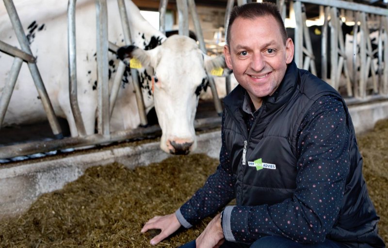 Sjon de Leeuw ziet vergelijkbare melkveebedrijven met een verschil van 40.000 euro in krachtvoerkosten.