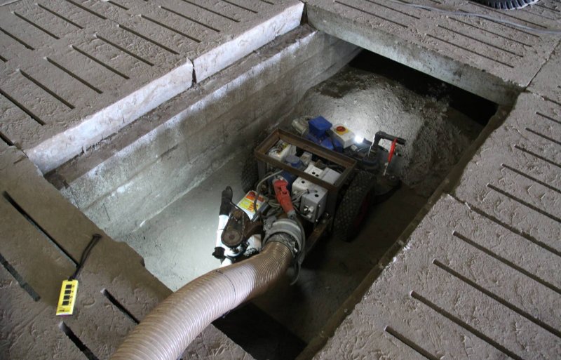 Foto 2: Het schoonmaken van ondergrondse kanalen kan met speciale apparatuur. De grond bevat altijd residu en kan zo schone kisten en product besmetten.