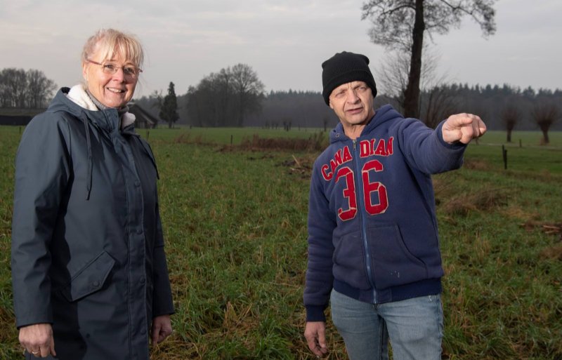 Bewoners van Elshof worden door André Nijboer (rechts) geënthousiasmeerd over het project.