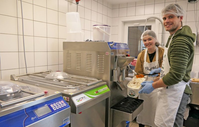 Lars Vesseur en Michelle de Putter in de ijsmakerij van de Heerenhoeve. De lekkernij valt ook in de smaak bij toeristen.