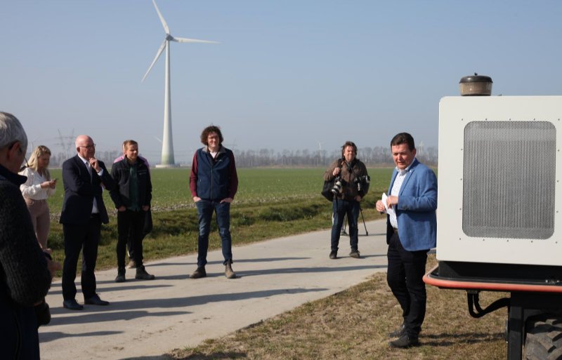 Projectleider Pieter de Wolf (rechts) licht de activiteiten op de Boerderij van de Toekomst in Lelystad toe.