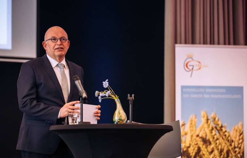Minister Henk Staghouwer pleit ervoor dat meer in Nederland geteelde tarwe gebruikt moet worden voor humane consumptie.