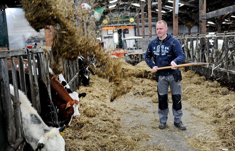 Op de zorgboerderij en melkveehouder van Joost Stroomer voert Marc de koeien