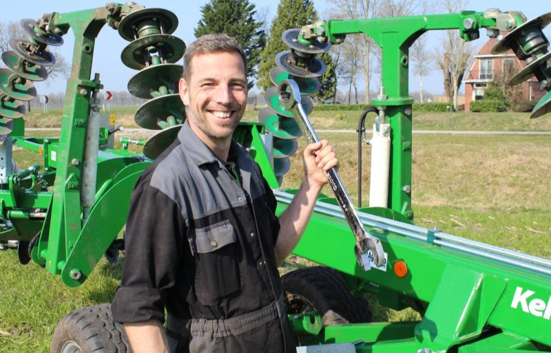 Importeur Martin Heerema van Agri Bio-Solutions kan de kettingen met flink gereedschap in een uurtje verwisselen.