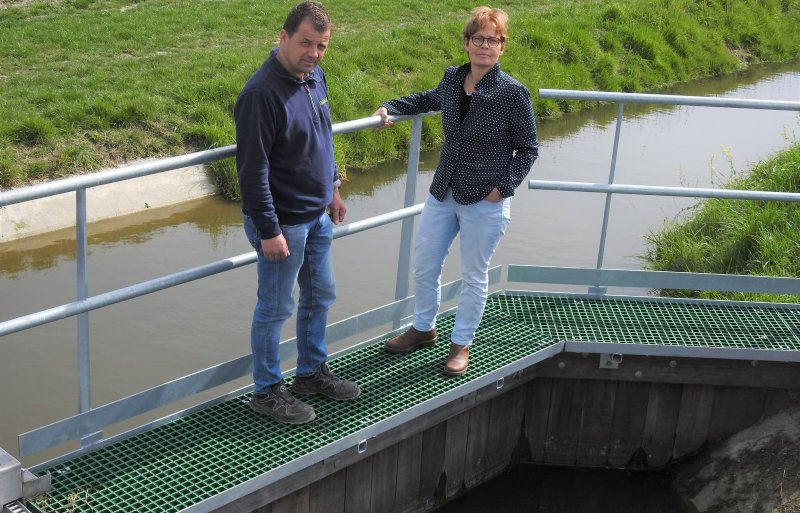 Akkerbouwer Leon Jansen en waterschapsbestuurder Lian Korst willen dat er snel meer zoetwater wordt gebufferd.