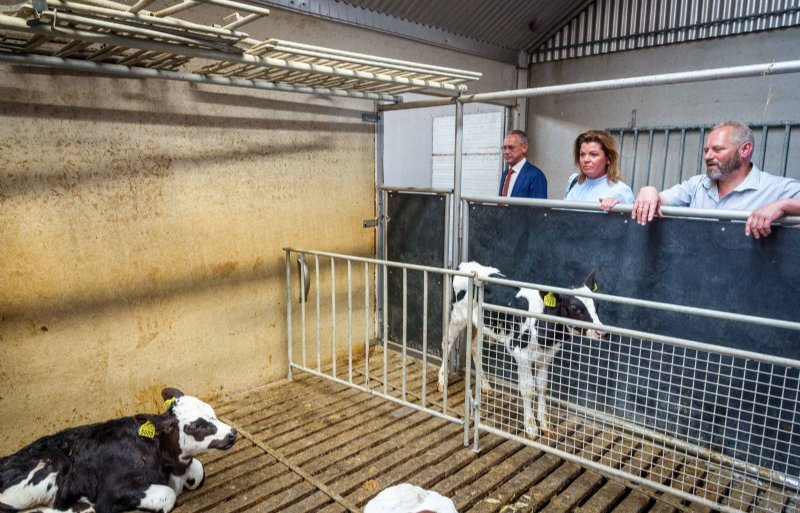 Minister Van der Wal bezocht eerder deze maand de boerderij van de familie Troost in Rouveen.