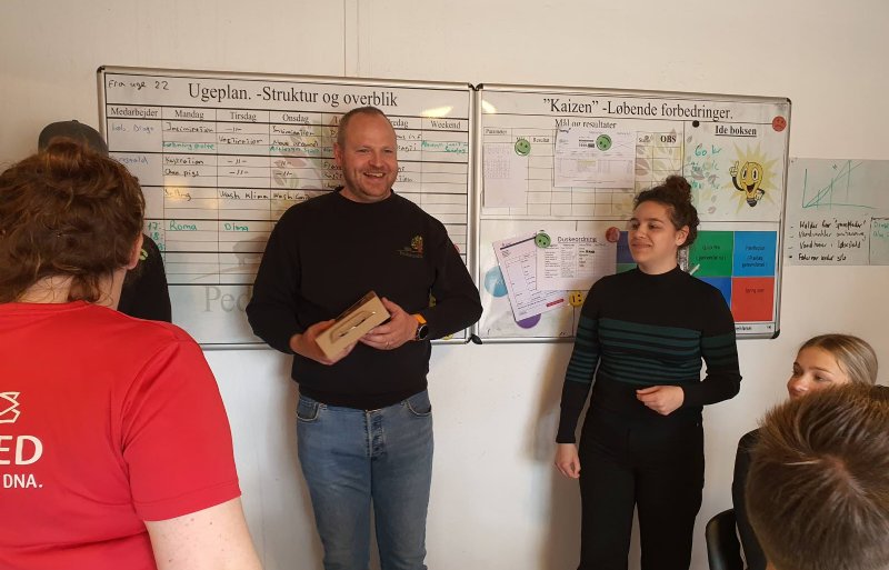 De Deense varkenshouder Lauritzen krijgt een presentje van de studenten van HAS Den Bosch
