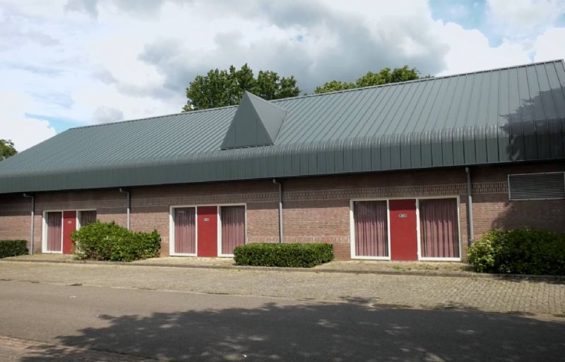 Stichting ’t Klokhuis beheert het dorpshuis in Maurik. Stedupro verwijderde het asbest en verving het oude dak door een nieuw.