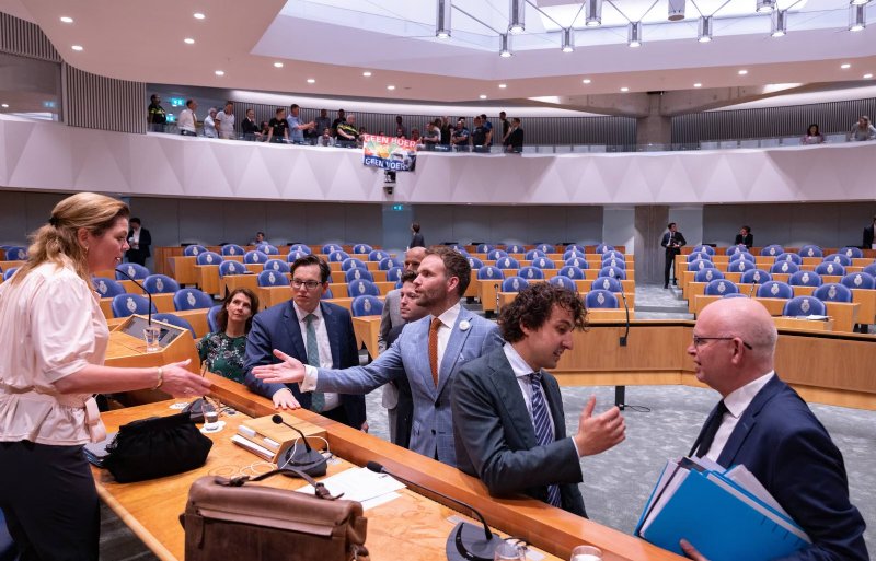 Kamerlid Jesse Klaver (GroenLinks) en minister Henk Staghouwer praten na over het debat. Klaver gaf de bewindsman een 'gele kaart'.
