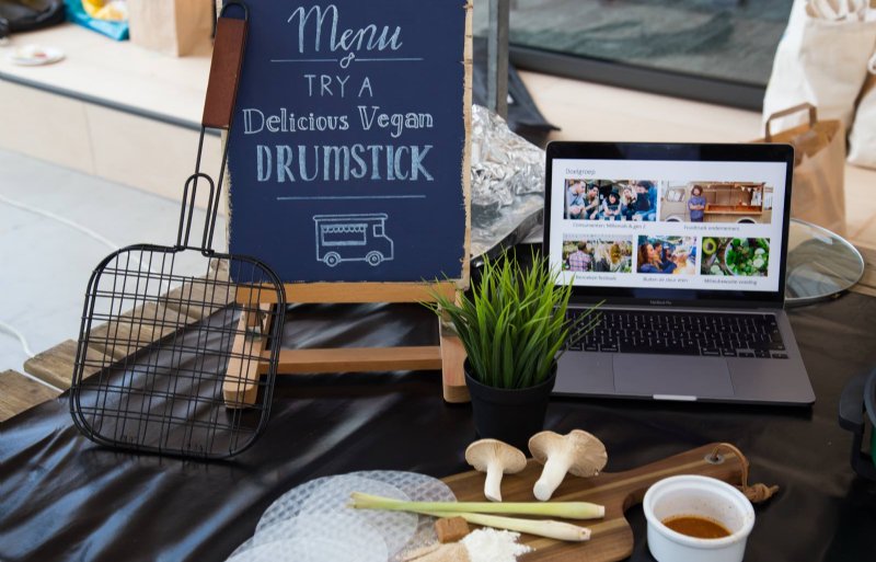 De marktkraam van de vegan drumsticks, gemaakt van koningsoesterzwammen.