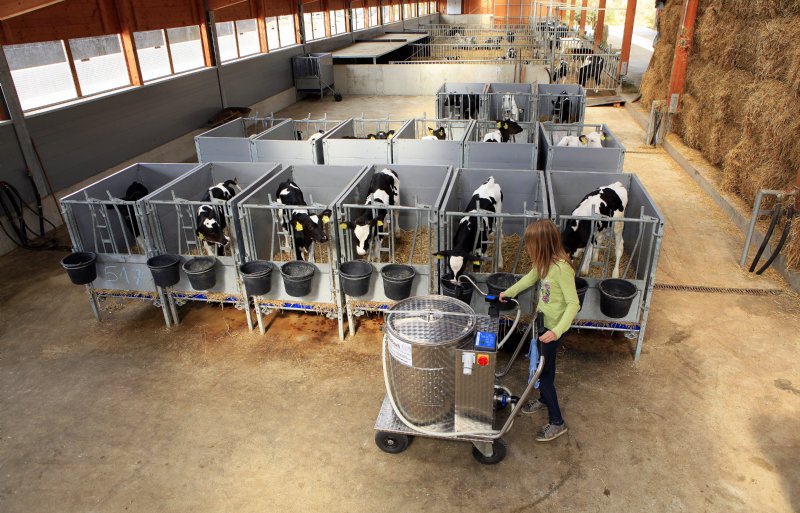 De melktaxi doseert per kalf de juiste hoeveelheid warme melk.