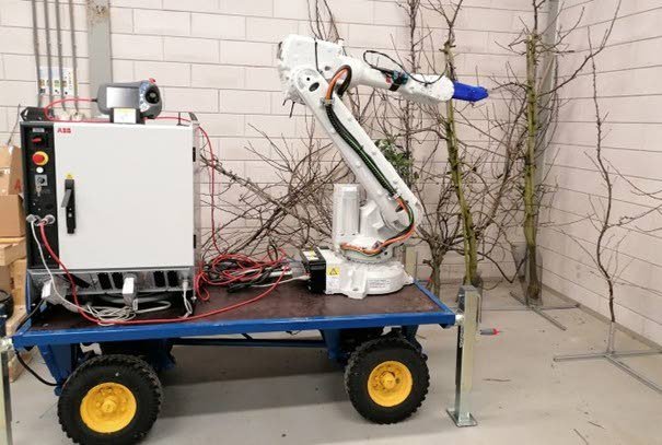 De robot moet bestaan uit een autonoom voertuig met een voorraadbak, een robotarm, verschillende opzetbare handjes en een detectiesysteem dat foto’s maakt en analyseert.