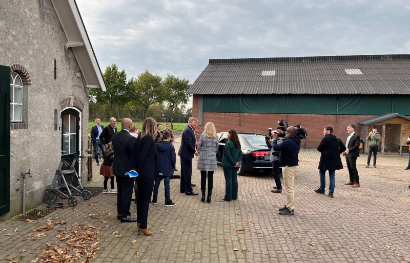 Koning Willem-Alexander bij een bezoek aan een veehouderij in Terschuur.