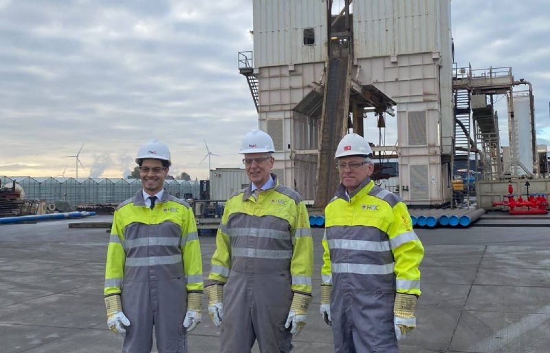 Minister Rob Jetten (links), staatssecretaris Marnix van Rij (midden) en minister Piet Adema (rechts) bezochten voorafgaand aan de ondertekening van het convenant een aardwarmteproject in Maasdijk.