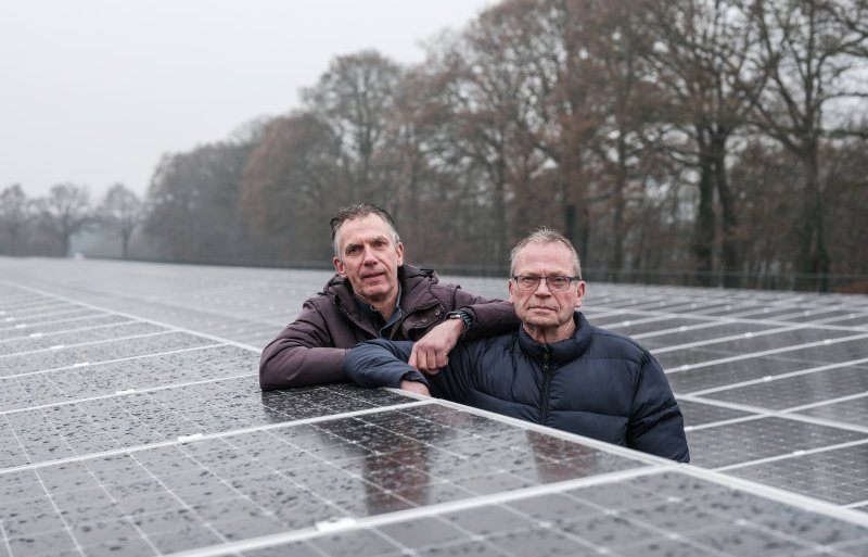 De broers Vincent en Jos Hulshof lieten een zonnepark op hun land bouwen. Zonnepark Lievelde is nu bijna klaar. Foto: Jan van den Brink