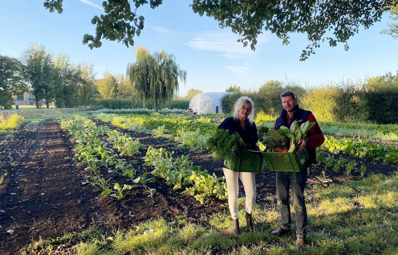 Liesbeth de Jong en Peter van Kampen in hun groentetuin.