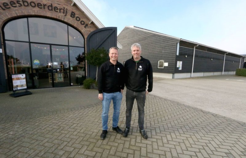 De broers Harry (links) en Pieter Boot van Vleesboerderij Boot in Kerkwerve.