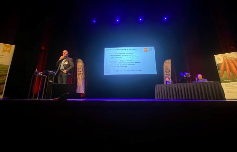 Hendrik Eerkens van Dutch Carrot Group sprak op de Themadag Peen van LNCN in Emmeloord.