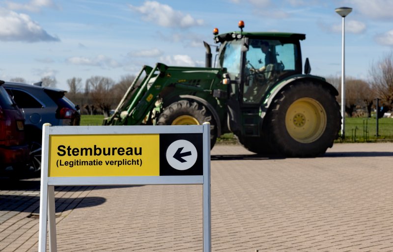 OUD-ALBLAS - In Dorpshuis De Beemd in Oud-Alblas (Gemeente Molenlanden) wordt gestemd. De verkiezingen zijn voor de Provinciale Staten en voor de de Waterschappen. COPYRIGHT DIRK HOL
