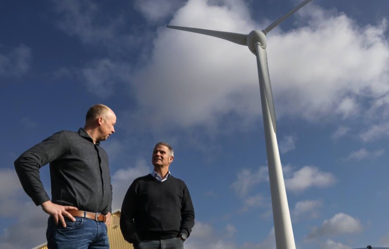 Jacco de Graaf (links) en Axel Posthumus (rechts) van coöperatie Windunie zien lokale energiehubs als de oplossing richting een klimaatneutraal energiesysteem.