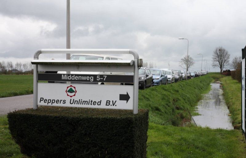 De berm aan de Middenweg in IJsselmuiden stond zaterdagmiddag vol met auto's.